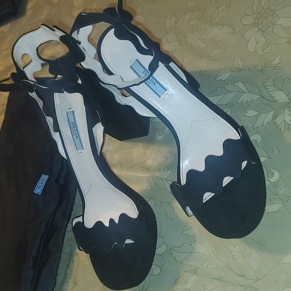 Prada shoes black Prada shoes black heel comes with pra original shoe protector - Picture 2 of 16